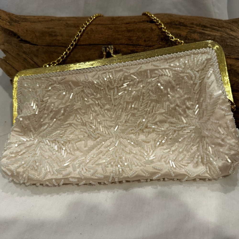 VINTAGE HAND MADE IN HONG KONG WHITE BEADED PURSE / CLUTCH